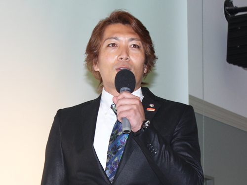 あいさつする糟谷耕一社長